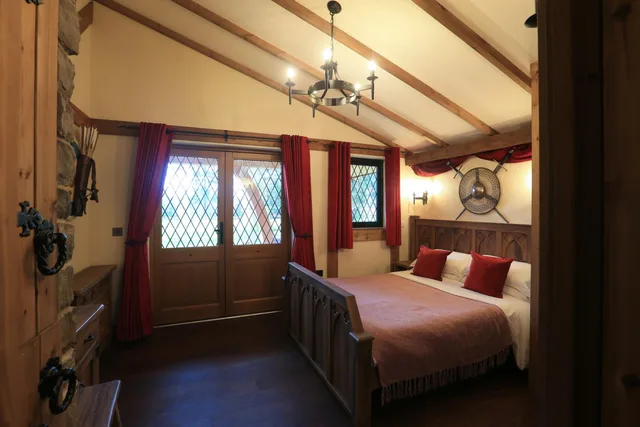شاليه، Warwick Castle 2/5