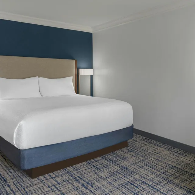 غرفة كبيرة بسرير كينج مع أريكة، Courtyard By Marriott Palo Alto Los Altos 7/10
