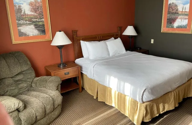 Standard, Single, King Bed, Crossroads Hotel & Event Center 3/10
