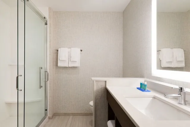 غرفة قياسية بسريرين كوين لذوي الإعاقة، HOLIDAY INN EXPRESS & SUITES CINCINNATI NE - RED BANK ROAD 3/6