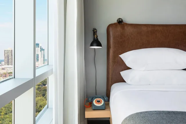 Backstage, Guest Room, Queen Bed، Moxy Boston Downtown 6/10