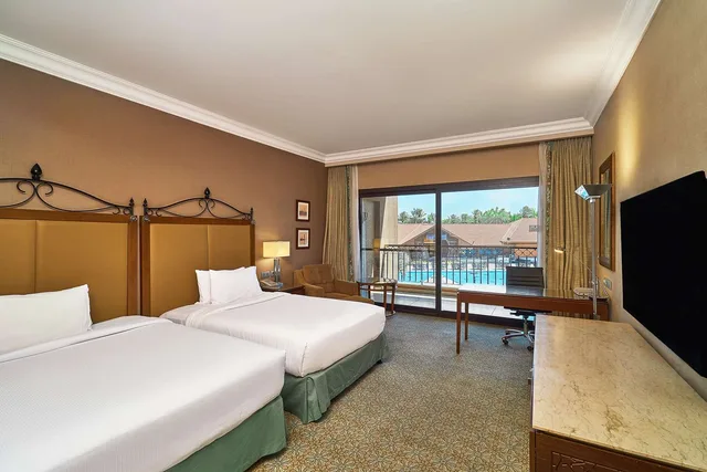 غرفة تنفيذية تنفيذية بسريرين منفصلين بإطلالة على المسبح مع دخول الصالة، Hilton Alexandria Kings Ranch 3/4
