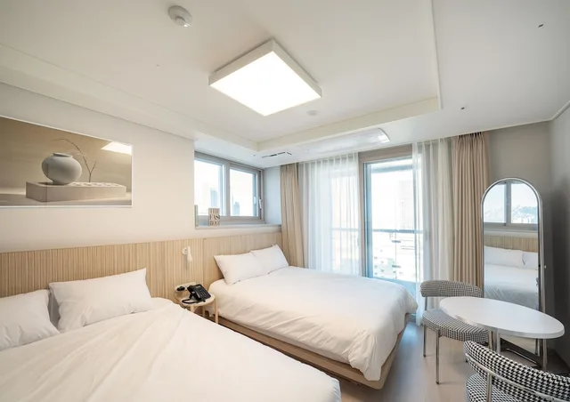غرفة بريميير عائلية بسريرين كوين بإطلالة على المرفأ، UH Flat the Sokcho 1/4