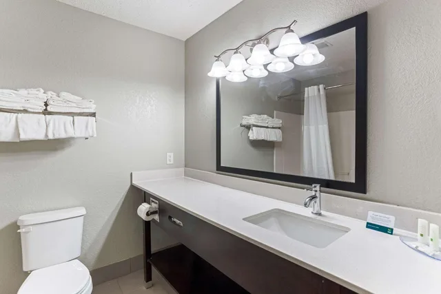 جناح بسرير كوين مع أريكة، Quality Inn & Suites Ferdinand 9/10