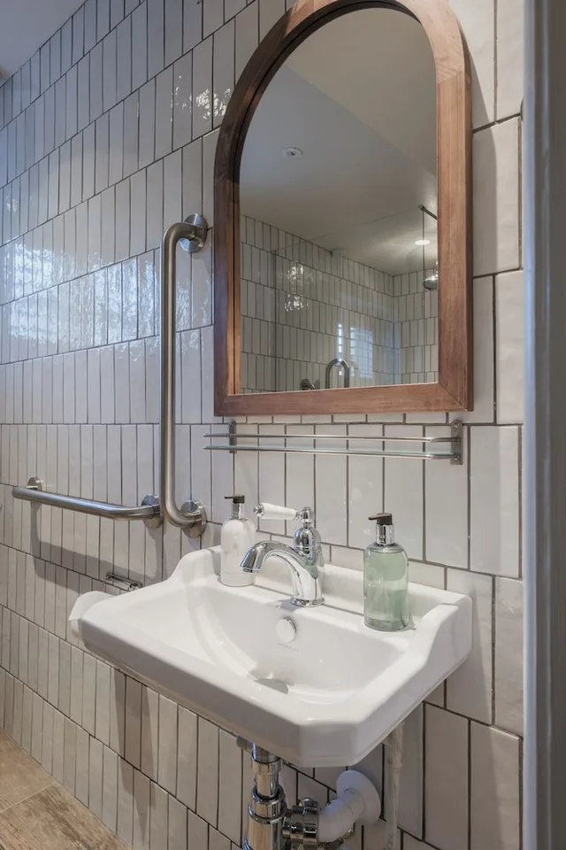 Classic, Twin Beds, Accessible, The Manor House 3/5