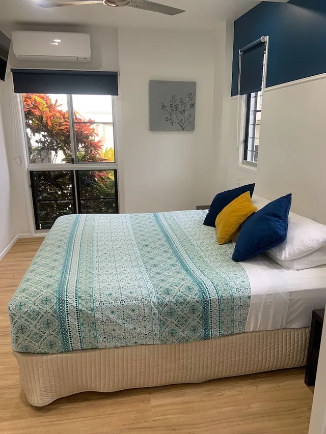 شقة سوبيريور بسرير كينج وسريرين منفصلين بإطلالة على المرسى بغرفتي نوم، Airlie Apartments 4/6