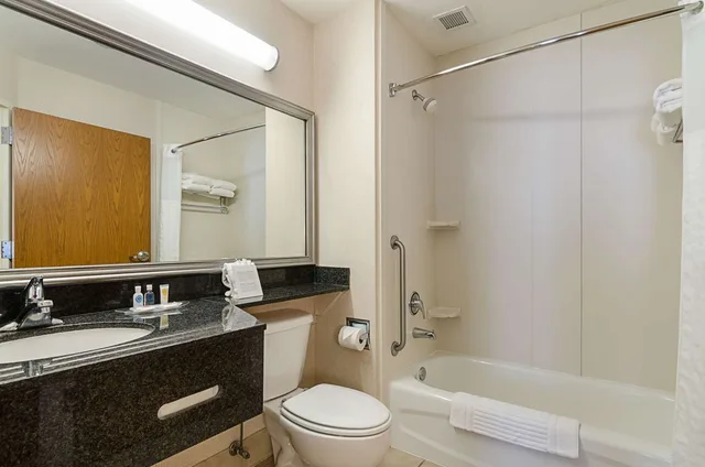 جناح بسرير كينج، Quality Suites Springdale West I-49 6/8