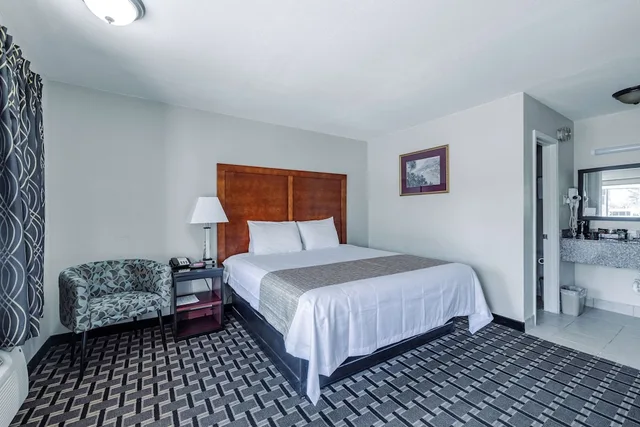 غرفة بسرير كينج للمدخنين، Travelodge by Wyndham Jackson North 1/10