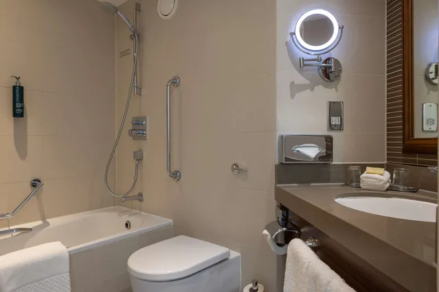 Room, Queen Bed, Hilton Cambridge City Centre 2/4