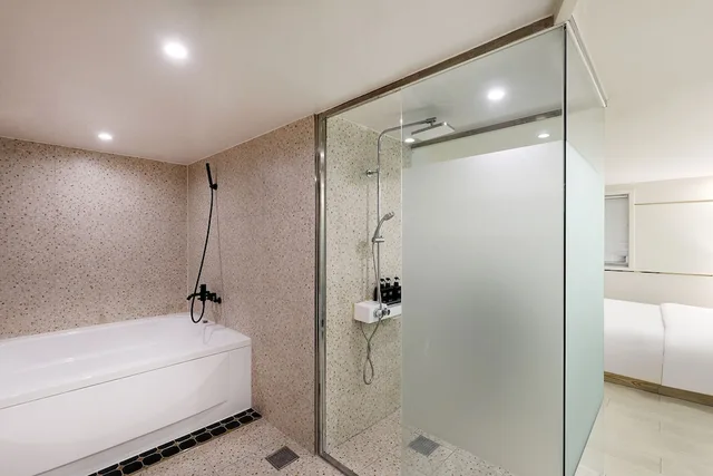 جناح بسرير كوين، Hotel Tomgi 8/10