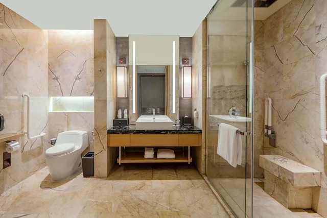 غرفة بسريرين مزدوجين بإطلالة على الحديقة بشرفة، Haikou Marriott Hotel 2/4