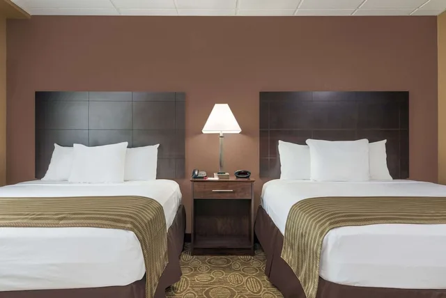 جناح بسرير كينج وسريرين كوين بغرفتي نوم، Ramada by Wyndham Paintsville Hotel & Conference Center 2/3
