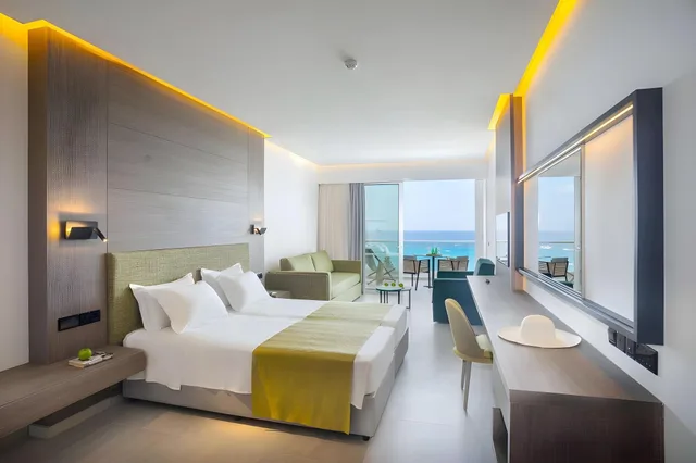 جناح إليت عائلي بسرير مزدوج وسريرين منفصلين، Cavo Maris Beach Hotel 1/1