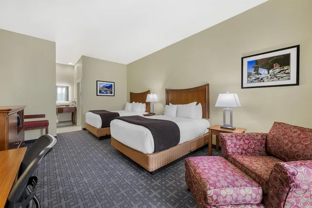 غرفة قياسية بسريرين كوين، Best Western Plus Swiss Chalet Hotel & Suites 4/9