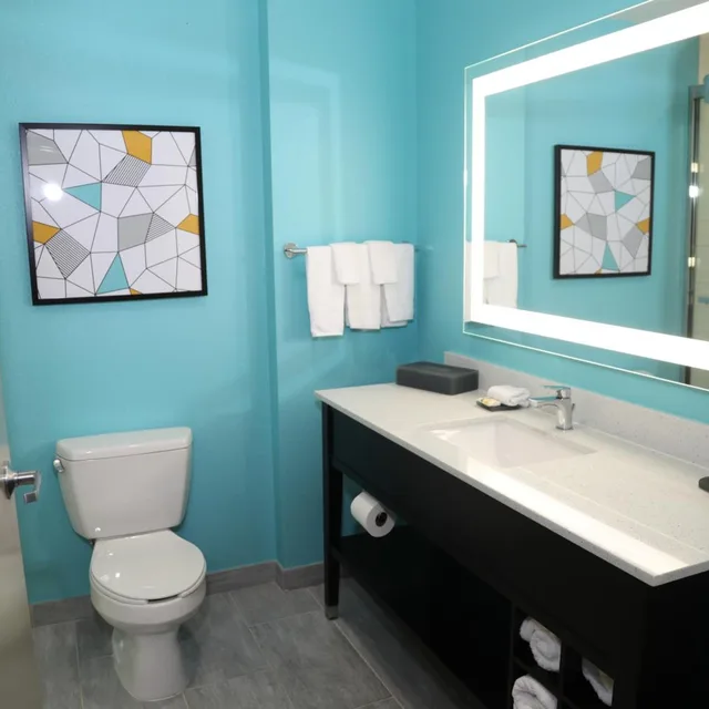 غرفة ديلوكس بسريرين مزدوجين مع أريكة، La Quinta Inn and Suites by Wyndham Montgomery 9/10