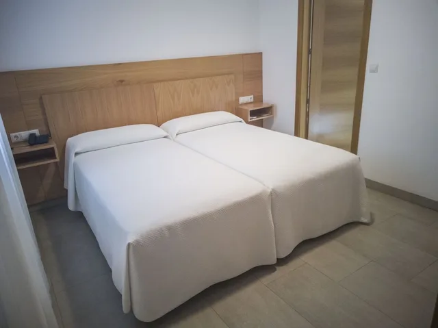 غرفة بسريرين منفصلين، Hotel Abadi 1/3