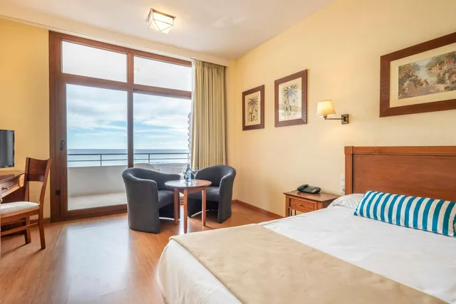 غرفة ديلوكس ثلاثية بسريرين منفصلين بإطلالة على البحر مع أريكة، Leonardo Hotel Torremolinos Costa del Sol 2/2