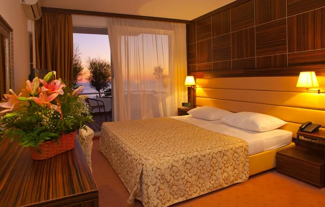 غرفة بسرير مزدوج أو سريرين منفصلين بشرفة، Hotel Palas 5/6