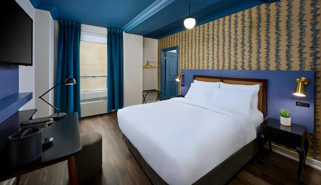 غرفة بزنس بسرير كينج وسرير كوين، Hotel Victoria Toronto 1/5