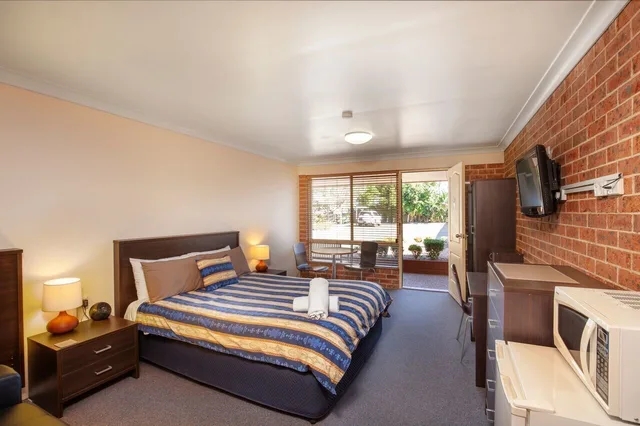 Deluxe, Queen Bed, Lake Macquarie Motor Inn 2/6