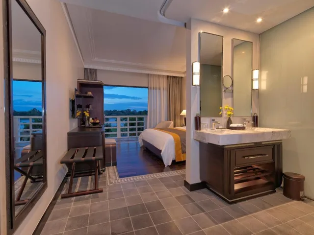 غرفة سوبيريور بإطلالة على النهر، Azerai La Residence Hue 2/2