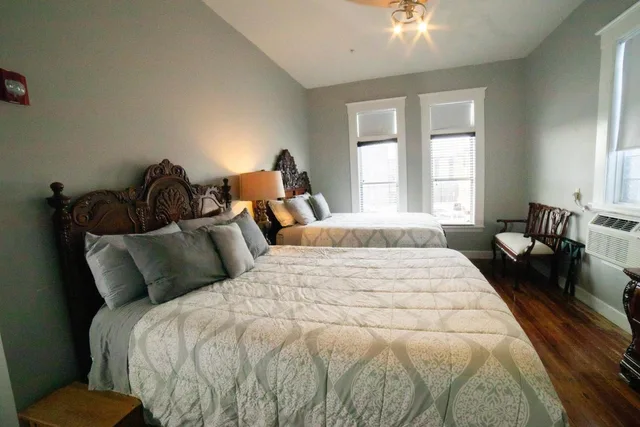 Rustic, Deluxe, 2 Queen Beds, Oak Tree Hotel 4/10