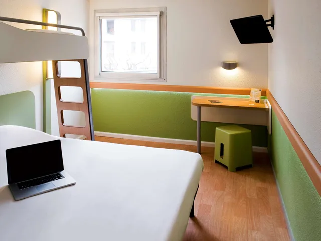 غرفة ثلاثية بسرير مزدوج وسرير بطابقين، ibis budget Avignon Centre 2/10