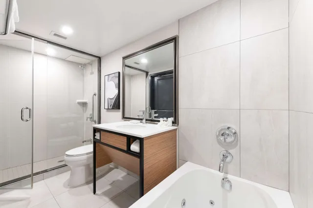 Evolution, Suite, King Bed, Sofa, Hot Tub، Hilton Garden Inn Toronto Airport 4/7
