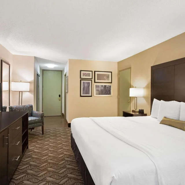 غرفة بسرير كينج، La Quinta Inn & Suites by Wyndham Springfield MA 3/6