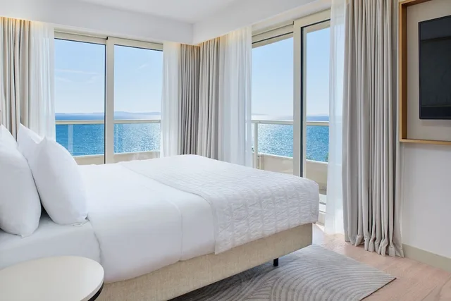 جناح بإطلالة على البحر بشرفة بغرفتي نوم، Le Meridien Lav 3/8