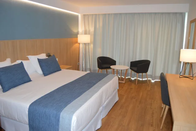 غرفة بسريرين منفصلين بإطلالة على المسبح بشرفة، HOTEL 55 SANTO TOMAS 3/10