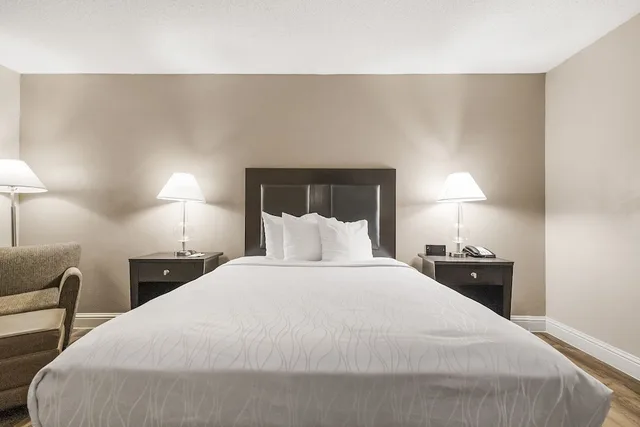 غرفة مفردة بسرير كوين، Sutter Inn 2/3