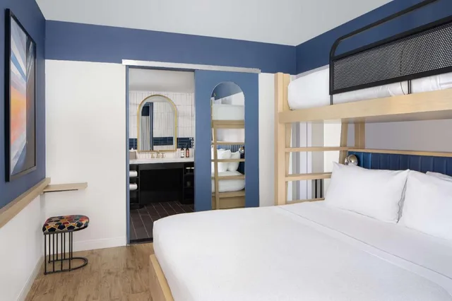 2 Bedrooms, Suite, King Bed, 1.5 Bathrooms، Motto by Hilton New York City Chelsea 1/3