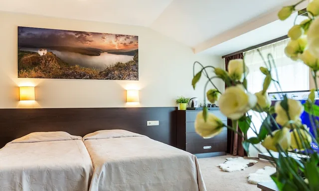 Standard, 1 Single and 2 Queen Beds، Perun Lodge 3/5