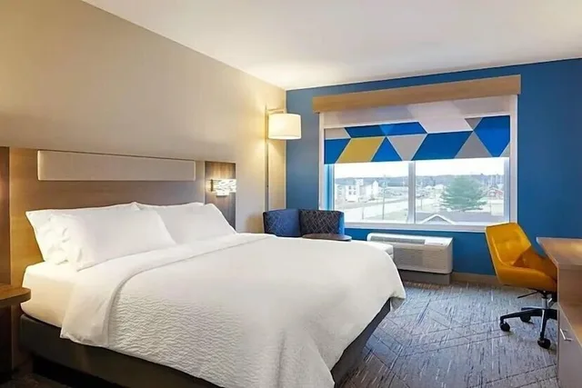 Standard, King Bed, Holiday Inn Express And Suites Austin South 5/8