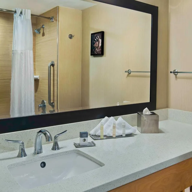 جناح جونيور بسرير كينج بإطلالة على البحر، DOUBLETREE BY HILTON SAN PEDRO - PORT OF LOS ANGELES 2/2