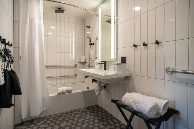 غرفة بسريرين منفصلين في الطابق الأرضي لذوي الإعاقة، The Alice Hotel 5/5