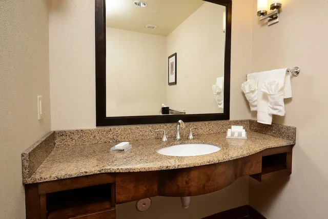 جناح بسريرين كوين لذوي الإعاقة، Hilton Garden Inn Greensboro Airport 7/9