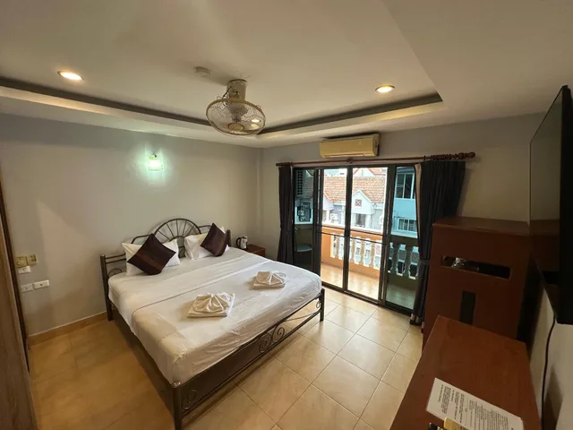 غرفة ديلوكس بسرير كينج بشرفة، Zen Rooms Soi Paradise Patong 1/2