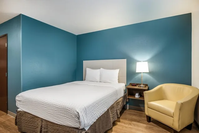 غرفة بسرير كوين بحوض استحمام لذوي الإعاقة، WoodSpring Suites Chicago Addison 3/6