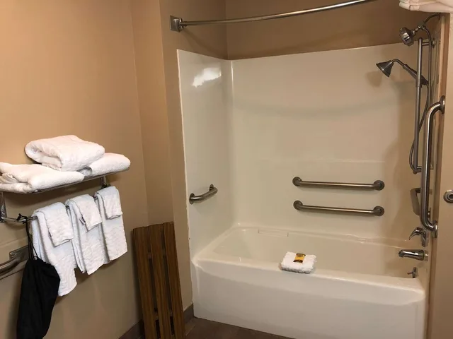 غرفة بسرير كينج بحوض استحمام لذوي الإعاقة، Best Western Plus Coldwater Hotel 3/3