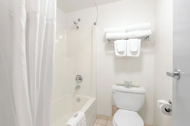 غرفة بزنس بسرير كينج، Ramada By Wyndham Surrey/Langley 4/5