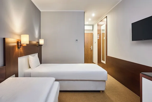 غرفة بسريرين منفصلين، Hotel Desilva Inn Katowice Airport 2/4