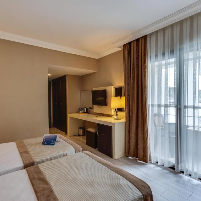 غرفة بسرير مزدوج أو سريرين منفصلين بإطلالة على المدينة، Faros Premium Beach - Adults Only (16+) 3/4