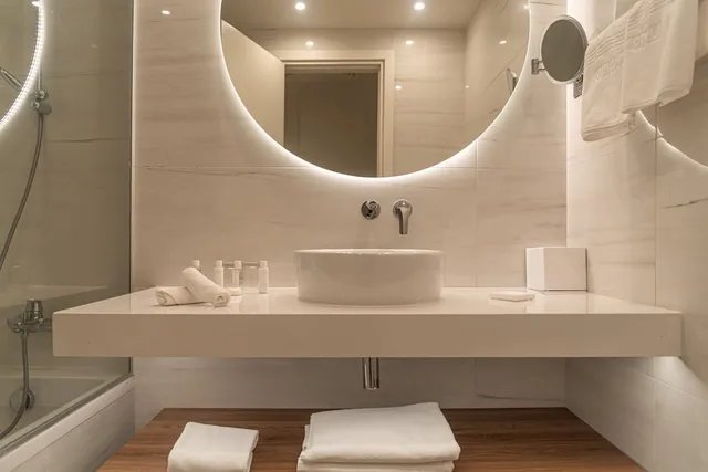 غرفة سوبيريور بسرير كينج بإطلالة على الحديقة، Grecian Sands Hotel 2/2