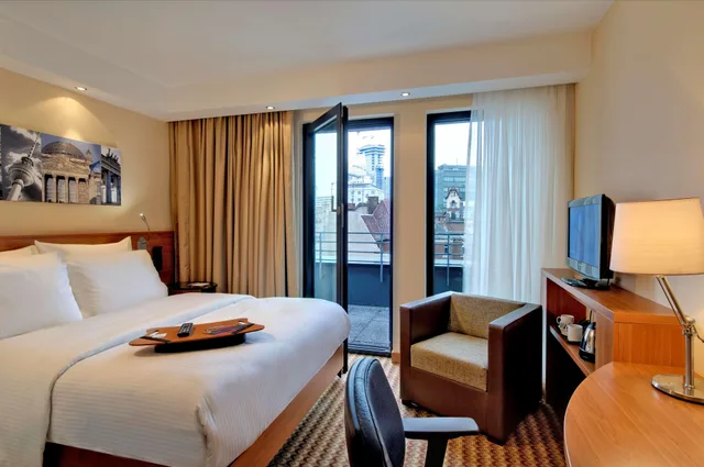 Room, Double Bed, Balcony, Hampton by Hilton Berlin City West 3/5