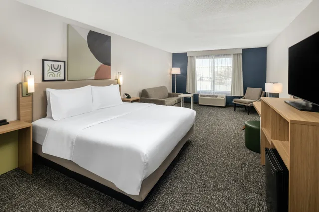 غرفة بسرير كينج مع أريكة، Spark by Hilton Salt Lake City Airport 2/3