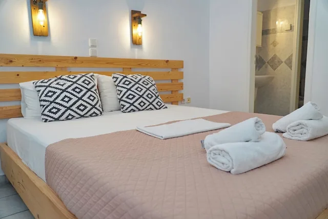 Semi Basement, Deluxe, Basement, Apartment, Queen Bed، Camara Hotel 2/7