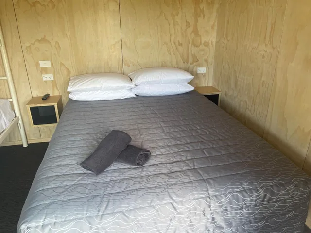 Basic, Cabin, 1 Queen and 2 Bunk Beds, No Window، Napier Beach Kiwi Holiday Park and Motels 3/3