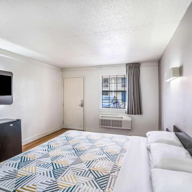غرفة بسرير كوين، Motel6 Dallas, TX - Market Center 1/10